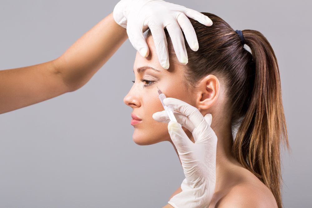 Aplicación de tratamiento de baby botox en la zona periocular