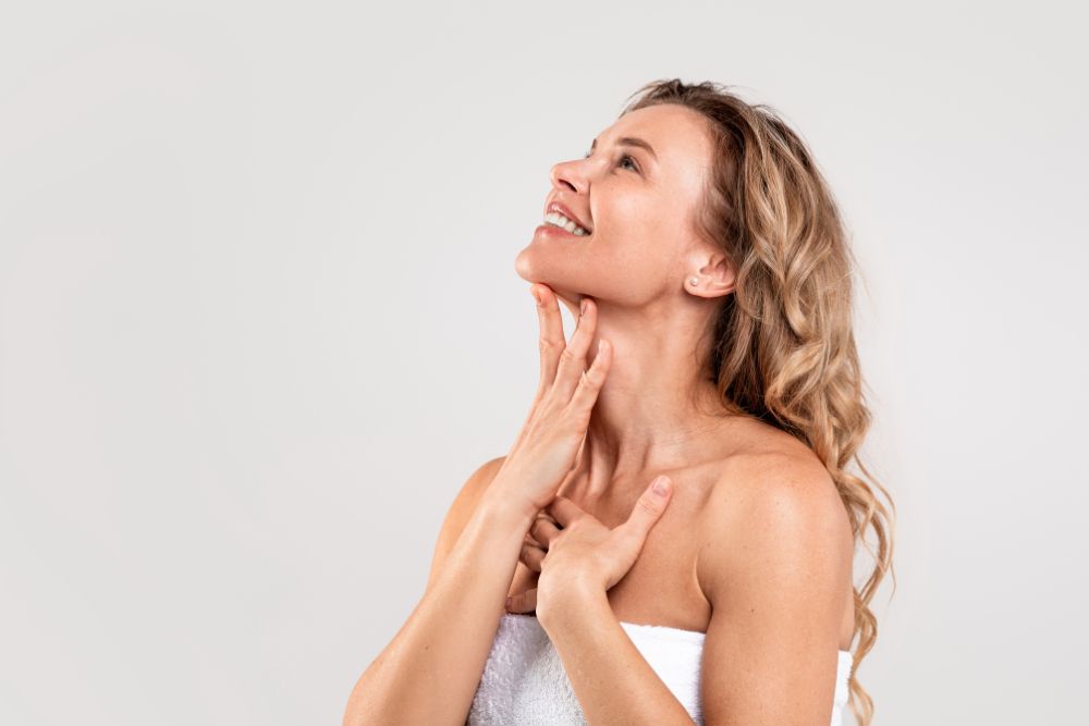 Mujer mostrando los efectos del envejecimiento en la piel del cuello