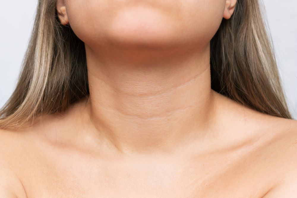 Aplicación de tratamientos dermatológicos para tensar la piel del cuello