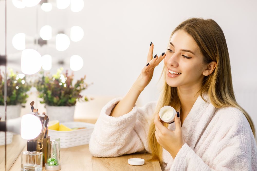 Aplicación correcta de productos cosméticos en una rutina de skincare diaria.