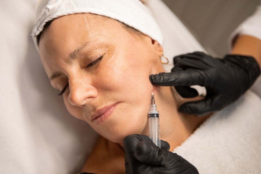 Tratamiento con bioestimulador de colageno en la zona mandibular para definir el contorno facial