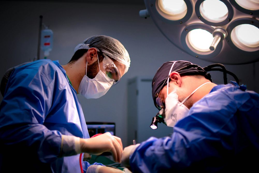 Equipo médico especializado en quirófano preparado para realizar Cirugía de Mohs.