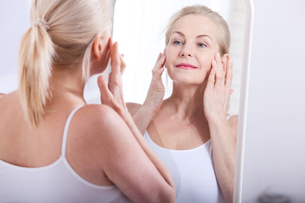 Especialista realizando valoración posterior a la aplicación del nutrishot de colágeno