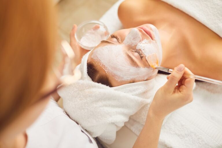Paciente relajada durante una sesión de peeling químico facial.
