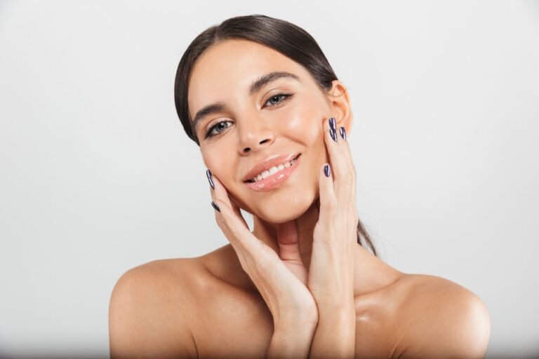 Mujer sonriente mostrando una piel luminosa y saludable tras seguir la rutina de skin cycling