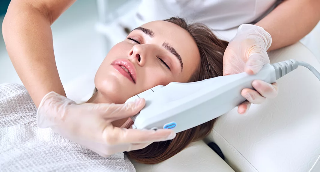 Paciente recibiendo tratamiento facial avanzado de rejuvenecimiento cutáneo.